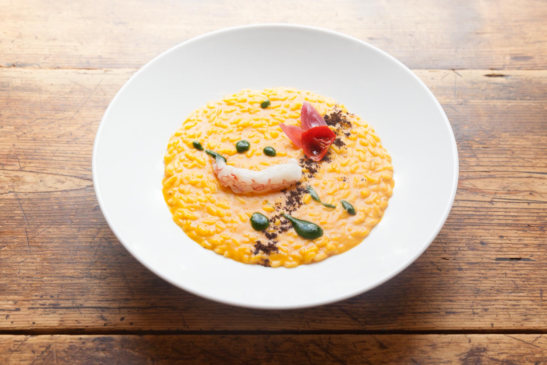 Risotto con zucca, con gambero biondo crudo e cotto, e polvere di caè